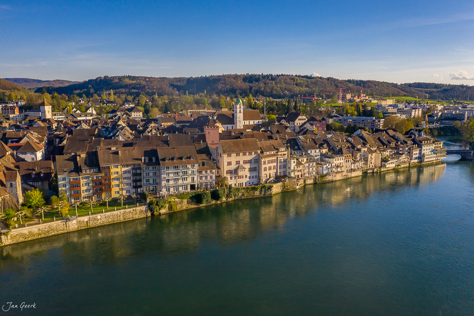 Rheinfelden am Rhein im Frühling mit historischer Altstadt, Kirche und grünen Hügeln, Nordwestschweiz – Jan Geerk Fotograf Basel