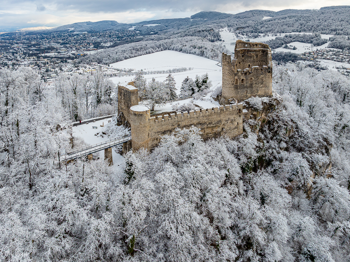Ruine Pfeffingen im Schnee mit Winterwald und Seen im Baselbiet Schweiz – Jan Geerk Fotograf Basel