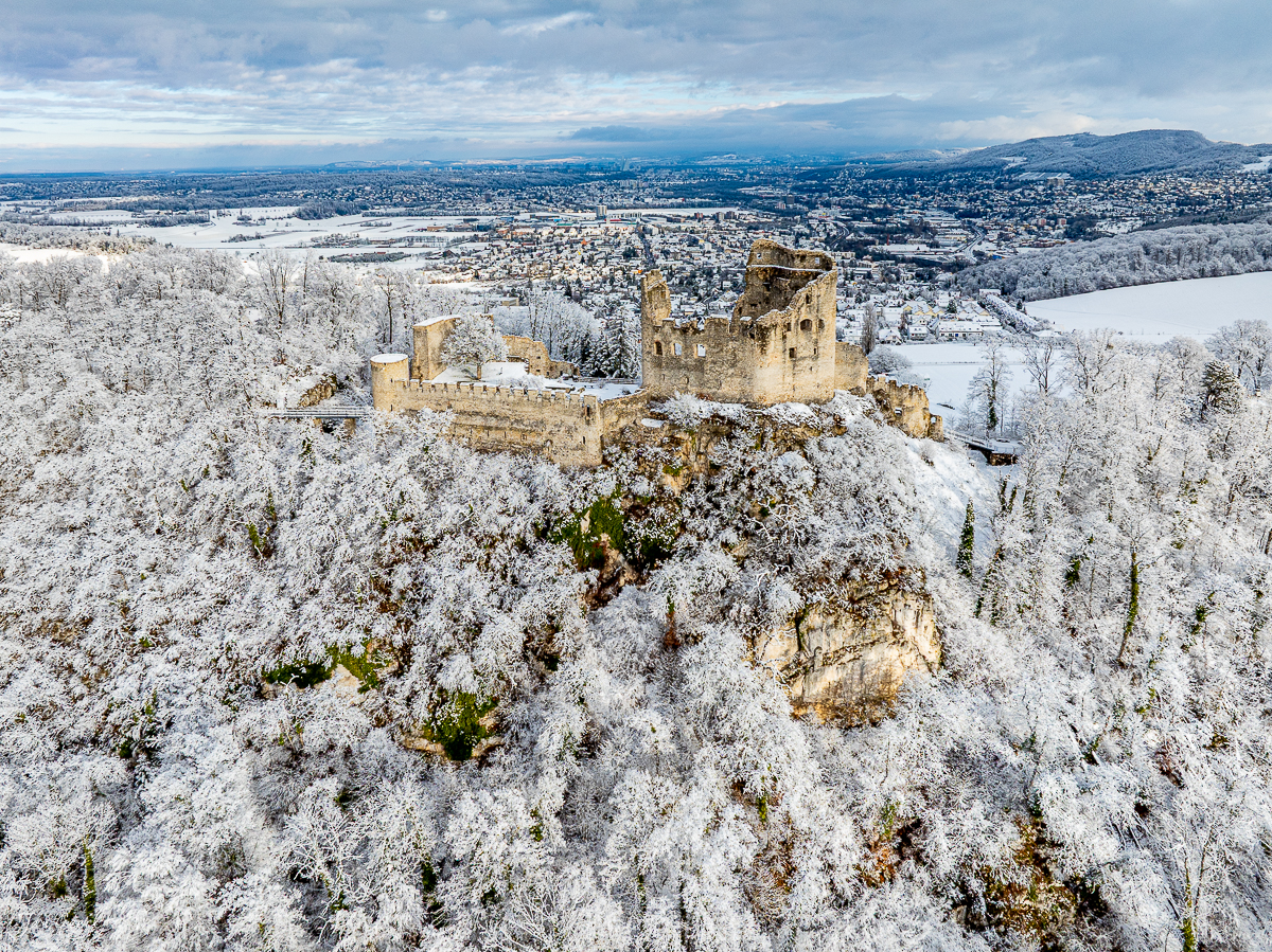 Ruine Pfeffingen im Schnee mit Blick ins Baselbiet, Luftaufnahme Winter Schweiz – Jan Geerk Fotograf Basel