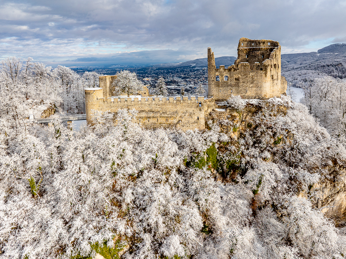 Ruine Pfeffingen im Schnee mit Blick ins Tal, Baselland Schweiz – Jan Geerk Fotograf Basel
