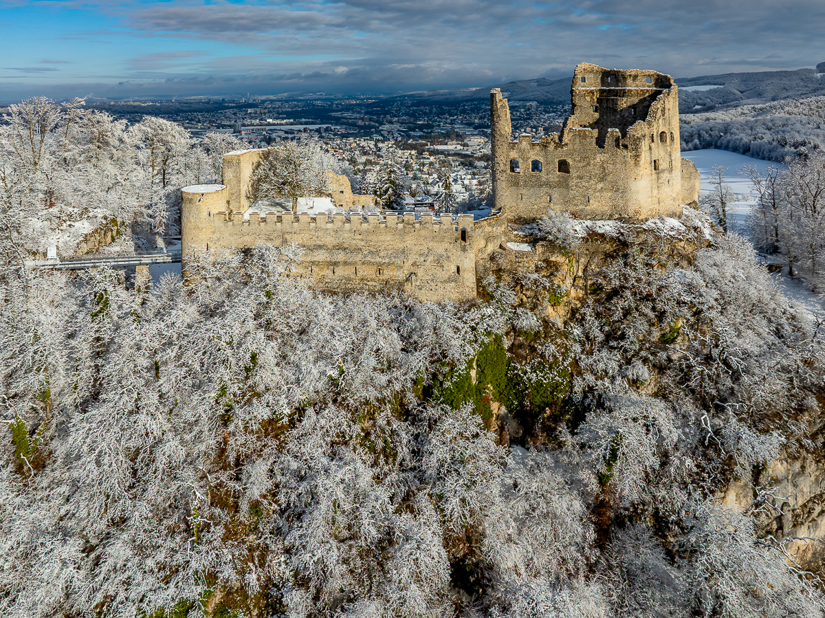 Ruine Pfeffingen im Schnee mit Winterlandschaft, Baselbiet Schweiz – Jan Geerk Fotograf Basel