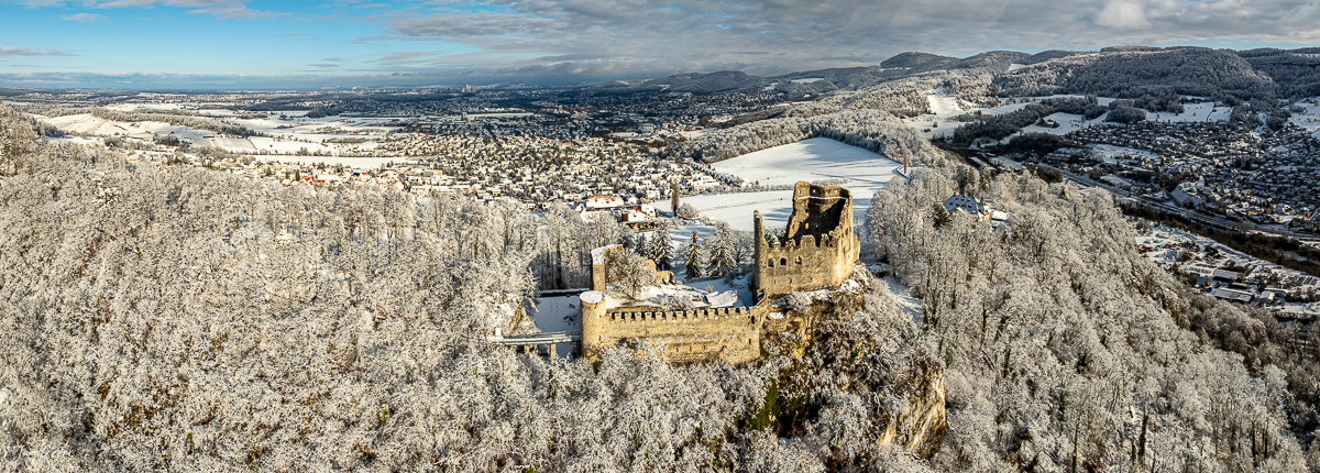 Ruine Pfeffingen im Schnee, Drohnenaufnahme, Baselbiet, Winter, Schweiz – Jan Geerk Fotograf Basel