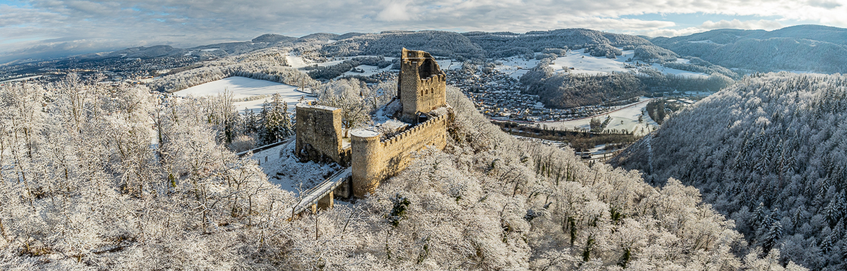 Ruine Pfeffingen im Schnee mit Wald und Seen, Winterlicht im Baselbiet Schweiz – Jan Geerk Fotograf Basel