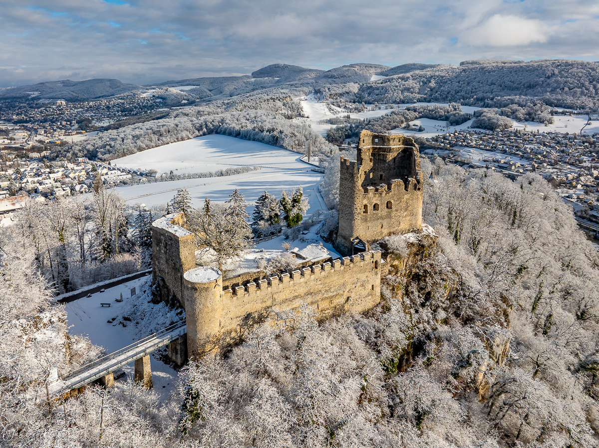 Ruine Pfeffingen im Schnee mit gefrorenen Seen, Luftaufnahme Baselbiet Schweiz – Jan Geerk Fotograf Basel