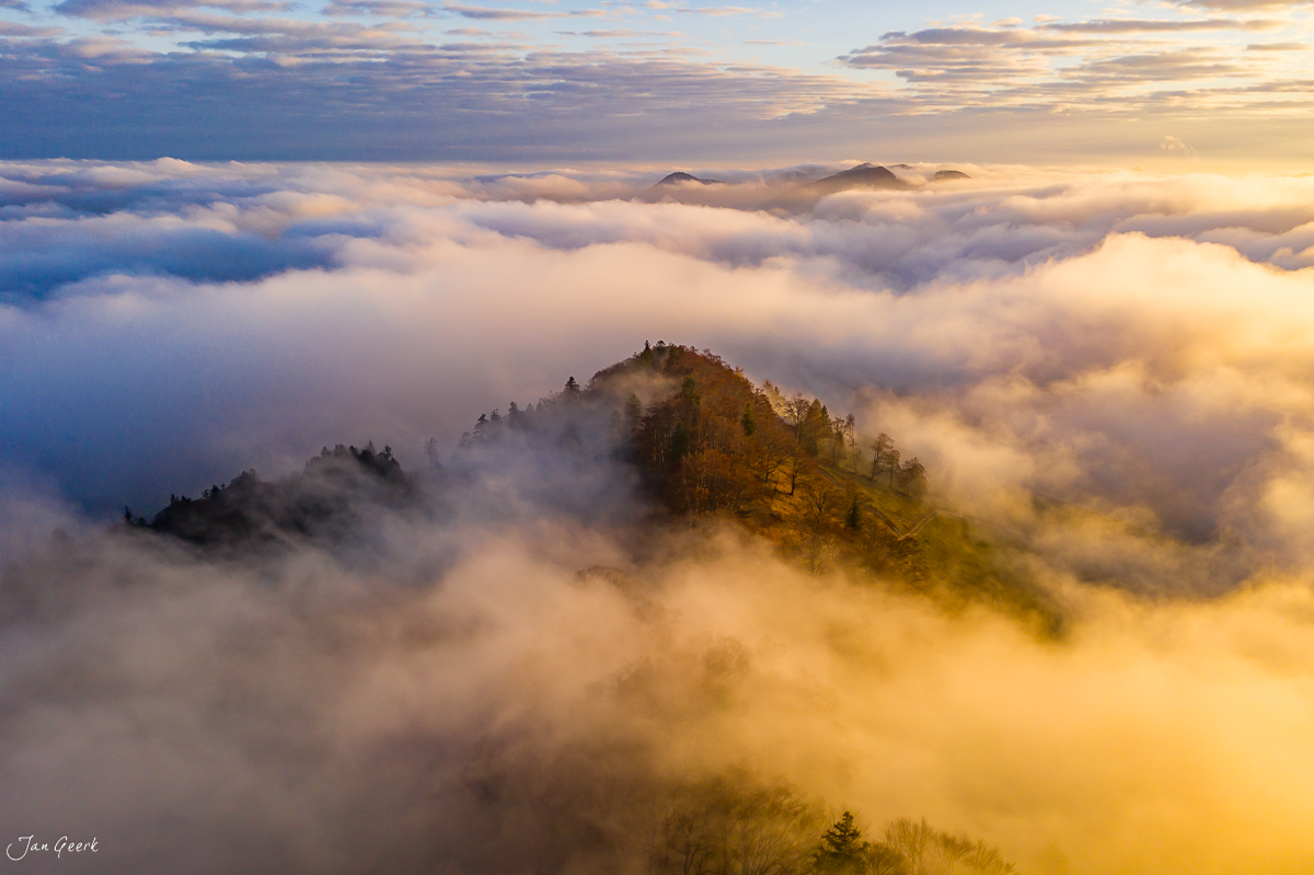Bergkuppe über Nebelmeer am Scheltenpass, Herbstlichtstimmung, Nordwestschweiz – Jan Geerk Fotograf Basel