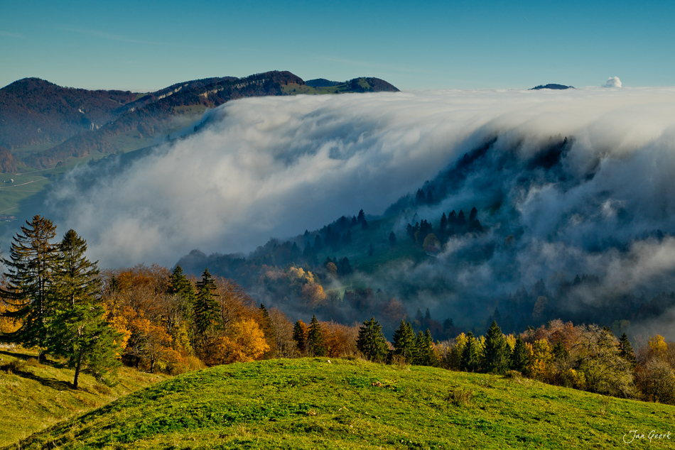 Nebelwelle über herbstlichen Wäldern am Scheltenpass im Jura der Schweiz – Jan Geerk Fotograf Basel