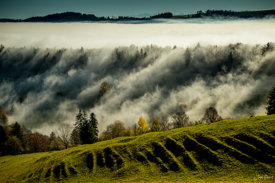 Nebelwelle über Waldlandschaft am Scheltenpass herbstliche Stimmung Jura Schweiz Jan Geerk Fotograf Basel