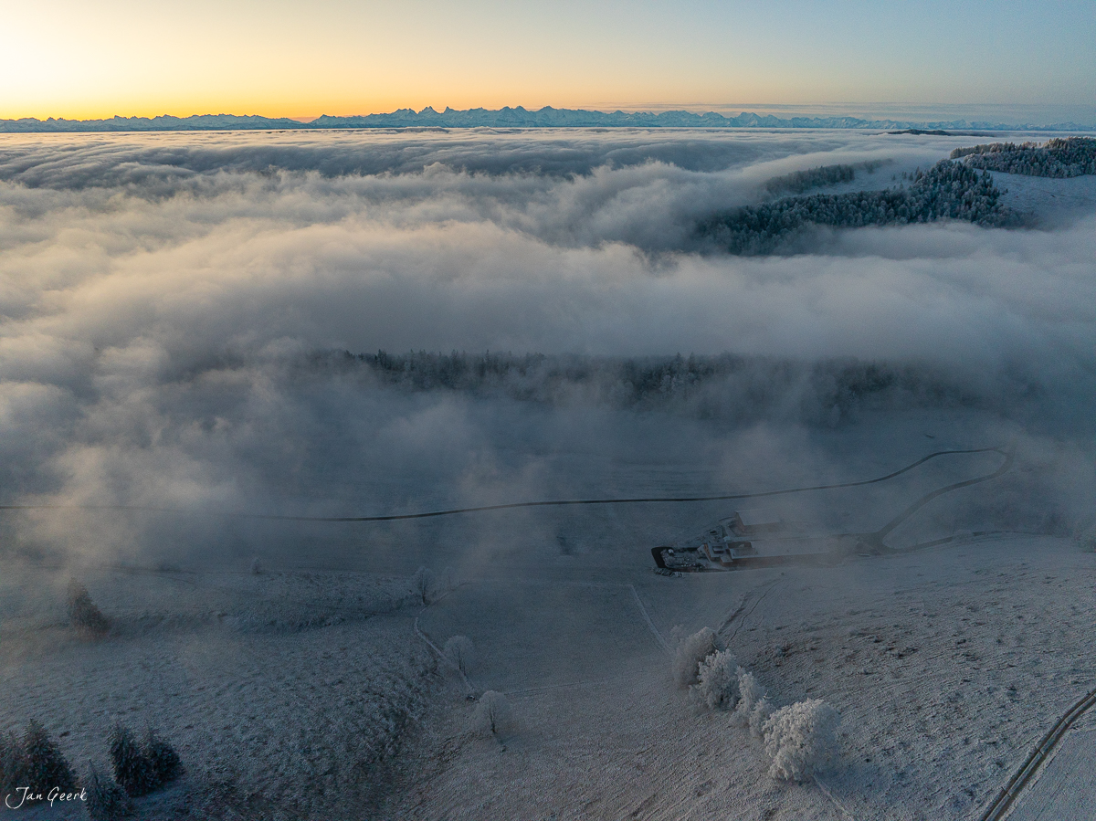 Luftaufnahme Scheltenpass mit Nebelwellen, Rauhreif und Schnee im Winterlicht, Nordwestschweiz – Jan Geerk Fotograf Basel