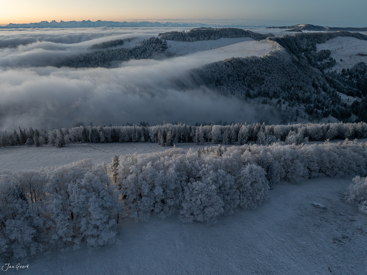 Winterlandschaft Scheltenpass mit Raureif, Nebelwellen und verschneiten Wäldern bei Sonnenaufgang in der Schweiz – Jan Geerk Fotograf Basel