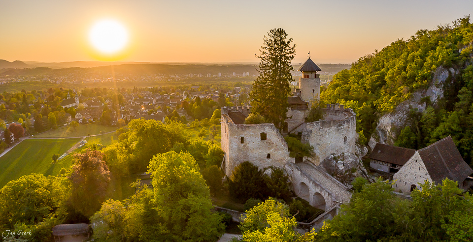 Luftaufnahme Schloss Birseck Arlesheim im Frühling bei Sonnenaufgang Baselland Schweiz Jan Geerk Fotograf Basel