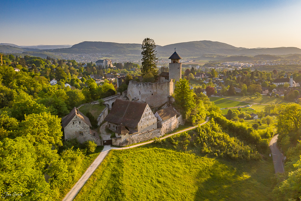 Luftaufnahme Schloss Reichenstein bei Arlesheim im Frühling, umgeben von grünen Wäldern und Tal, Baselland Schweiz – Jan Geerk Fotograf Basel