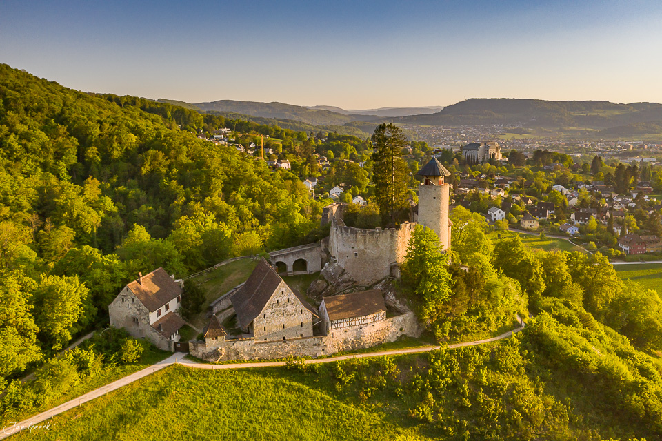 Luftaufnahme Schloss Reichenstein Arlesheim mit Burgturm Frühjahr Baselland Schweiz Jan Geerk Fotograf Basel