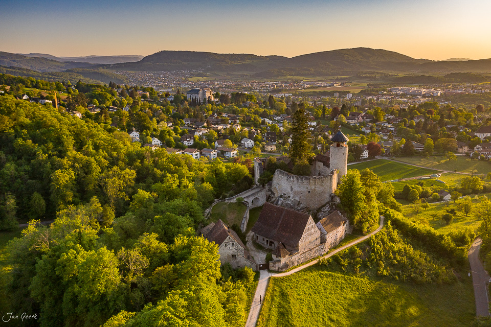 Luftaufnahme Schloss Reichenstein Arlesheim in grüner Frühjahrslandschaft Baselland Schweiz Jan Geerk Fotograf Basel