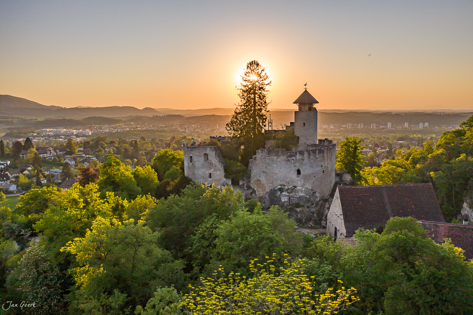 Schloss Reichenstein Luftaufnahme im Frühling mit blühenden Wiesen und Tal, Baselland Schweiz – Jan Geerk Fotograf Basel