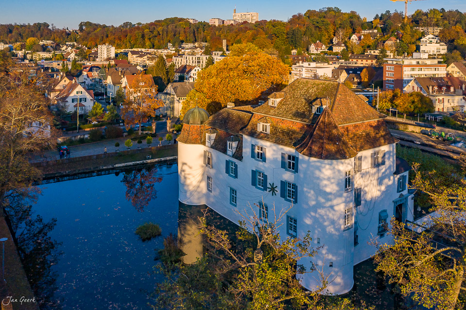 Schloss Bottmingen am Fluss im Herbst, Nordwestschweiz – Jan Geerk Fotograf Basel