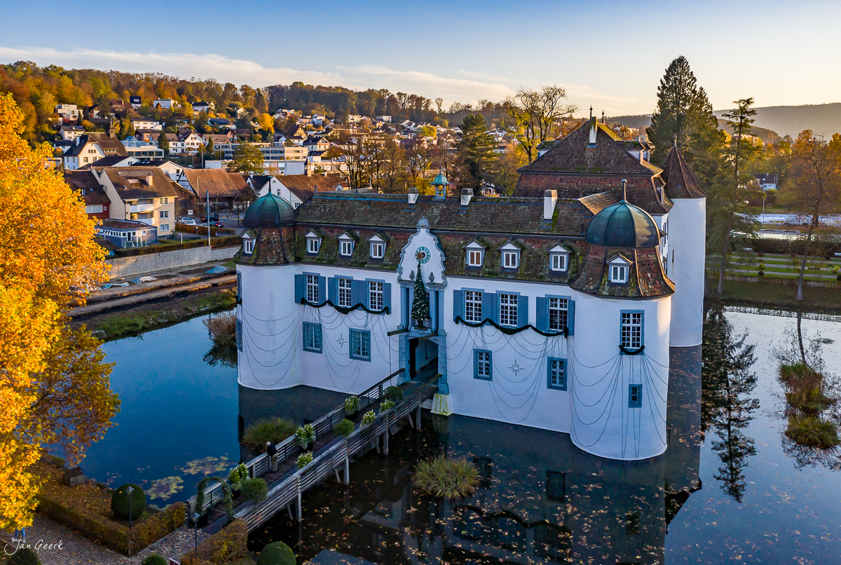 Weisses Schloss Bottmingen mit Türmen am See, Herbstlicht, Nordwestschweiz Schweiz – Jan Geerk Fotograf Basel