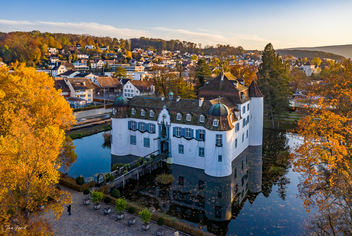 Schloss Bottmingen im Herbst mit Wassergraben und goldenem Laub, Nordwestschweiz – Jan Geerk Fotograf Basel