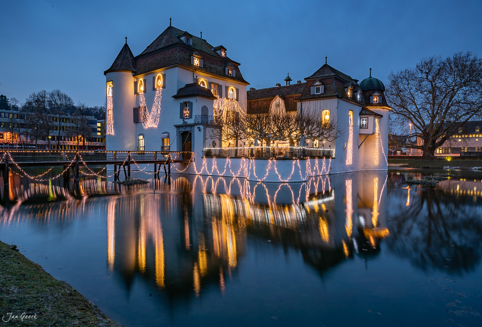 Schloss Bottmingen mit Weihnachtsbeleuchtung bei Nacht, Baselland Schweiz – Jan Geerk Fotograf Basel