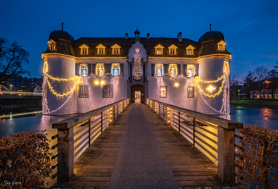 Schloss Bottmingen mit weihnachtlicher Beleuchtung in winterlicher Nacht, Baselland Schweiz – Jan Geerk Fotograf Basel