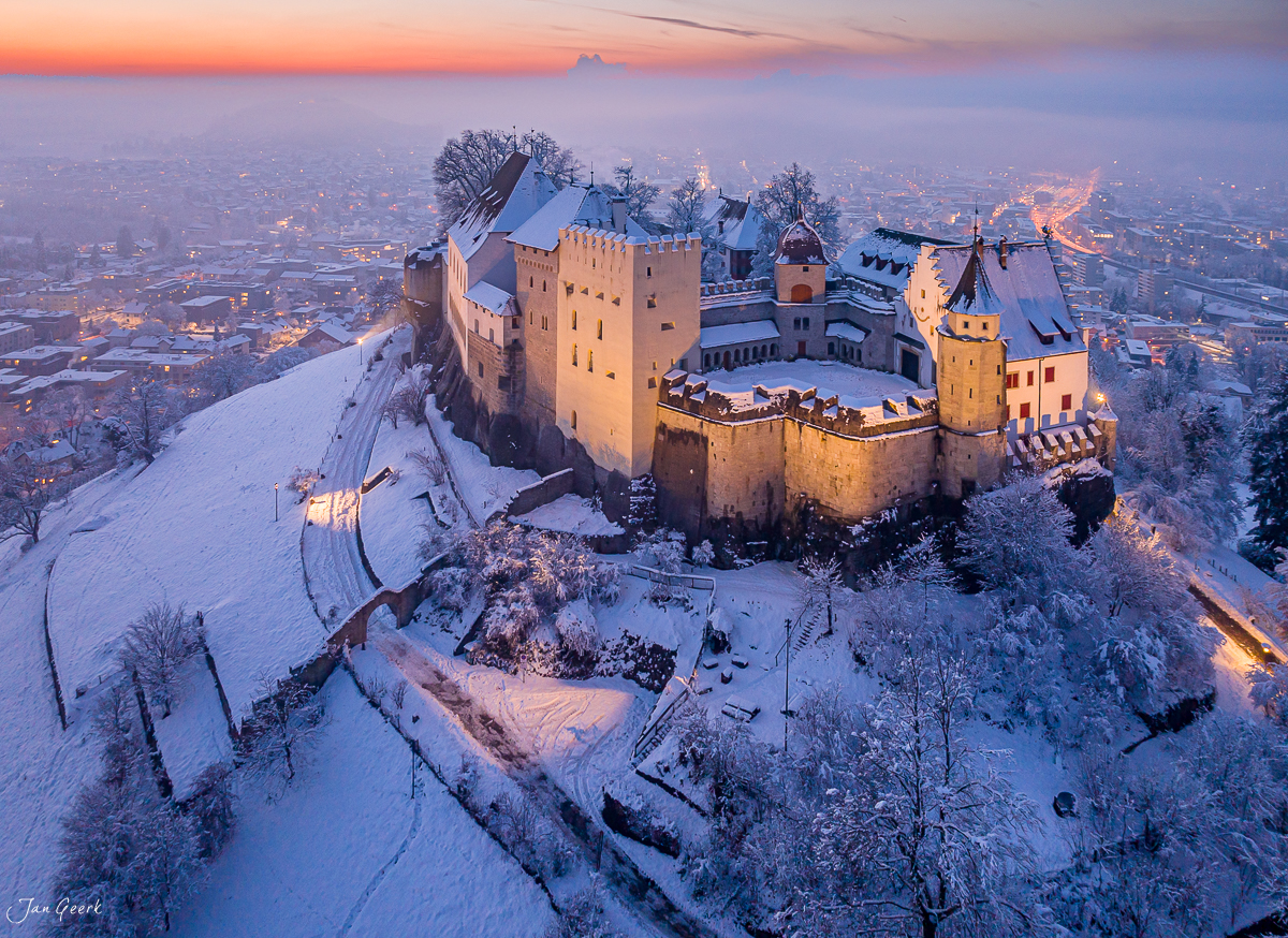Schloss Lenzburg im Schnee bei Sonnenaufgang, Luftaufnahme mit Winterbeleuchtung, Aargau Schweiz – Jan Geerk Fotograf Basel