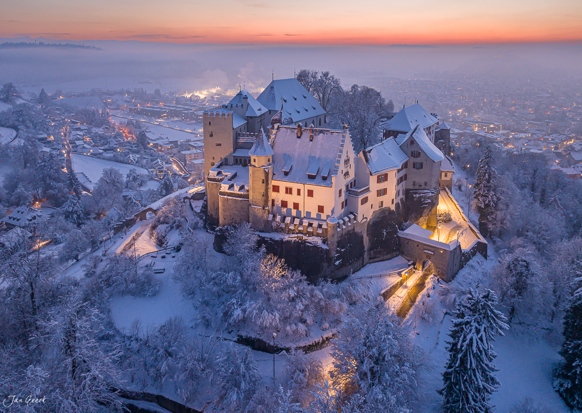 Schloss Lenzburg schneebedeckt bei Sonnenaufgang, Luftaufnahme im Winter, Aargau Schweiz – Jan Geerk Fotograf Basel