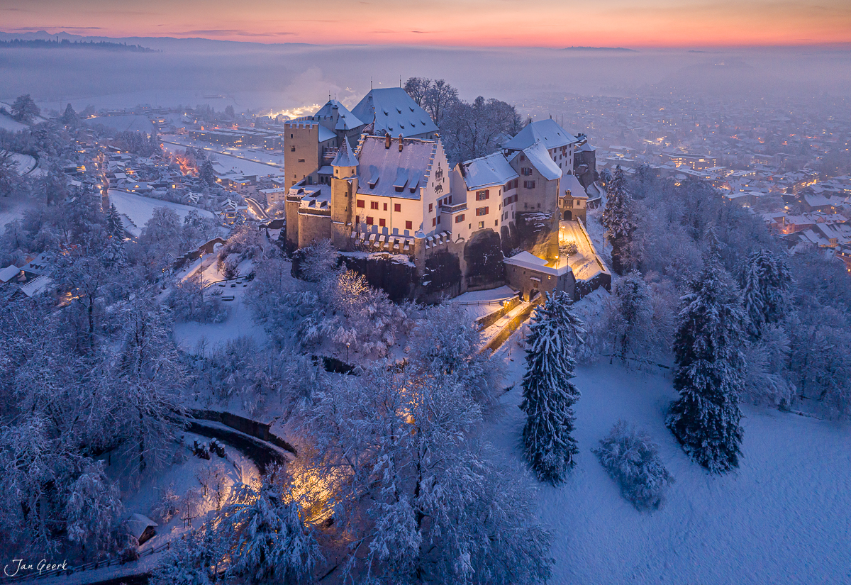 Schloss Lenzburg im Schnee bei Sonnenuntergang Luftaufnahme Winter Aargau Schweiz Jan Geerk Fotograf Basel