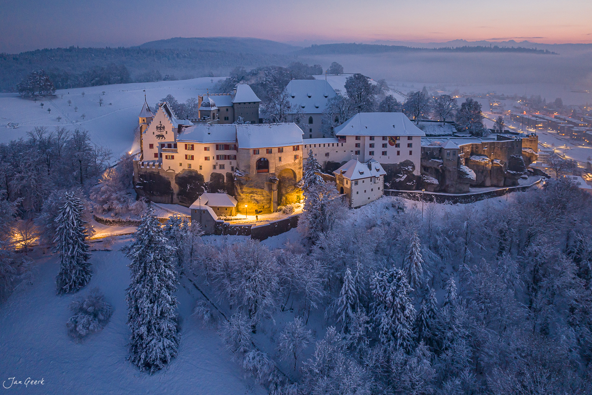Schloss Lenzburg im Winter mit schneebedeckten Fichten bei Dämmerung, Aargau Schweiz – Jan Geerk Fotograf Basel