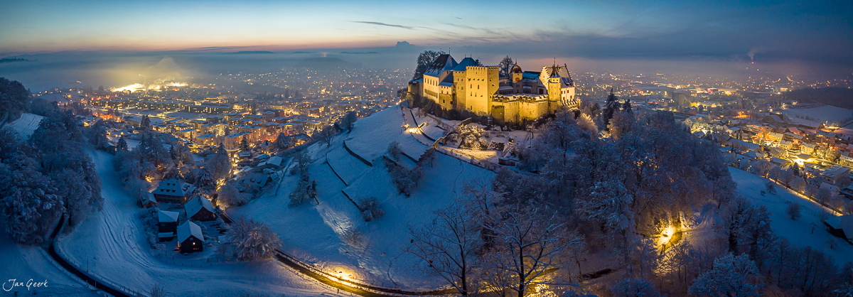 Schloss Lenzburg bei Nacht im Winter, schneebedeckt mit beleuchteter Altstadt, Luftaufnahme Schweiz – Jan Geerk Fotograf Basel
