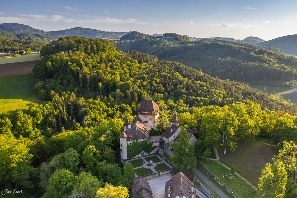 Schloss Wildenstein inmitten grüner Wälder, Baselland, Sommerliches Kantlicht, Nordwestschweiz – Jan Geerk Fotograf Basel