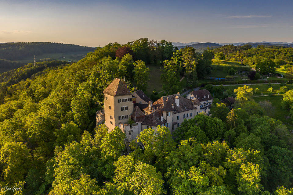 Schloss Wildenstein umgeben von grünem Wald bei Sonnenaufgang in Baselland Schweiz – Jan Geerk Fotograf Basel