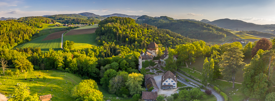 Schloss Wildenstein mit grüner Landschaft Baselland Frühling Schweiz Jan Geerk Fotograf Basel