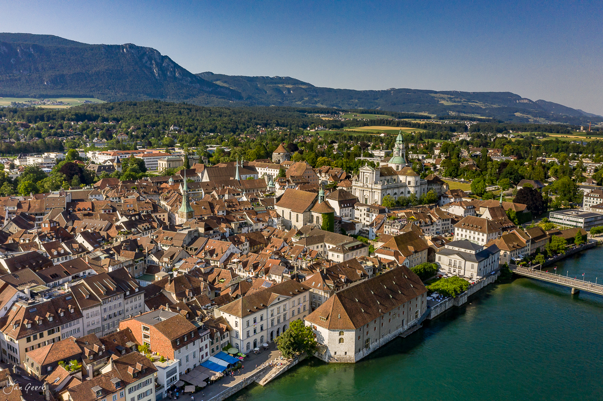 Luftaufnahme der Barockstadt Solothurn mit Aare, Mittelland und Jura bei Sommerlicht – Jan Geerk Fotograf Basel