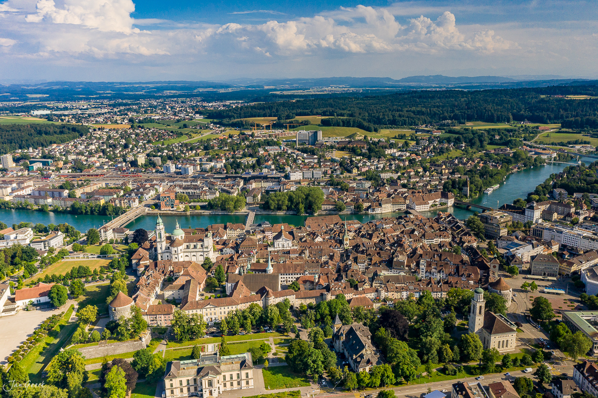 Luftaufnahme der Barockstadt Solothurn mit Aare im Sommer, Mittelland Schweiz – Jan Geerk Fotograf Basel