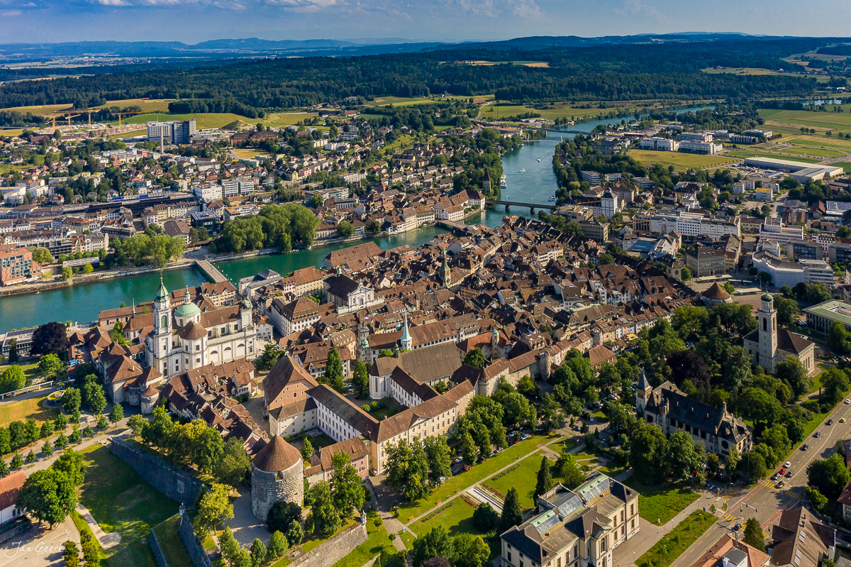 Luftaufnahme der Barockstadt Solothurn an der Aare im Sommer, Mittelland Schweiz – Jan Geerk Fotograf Basel