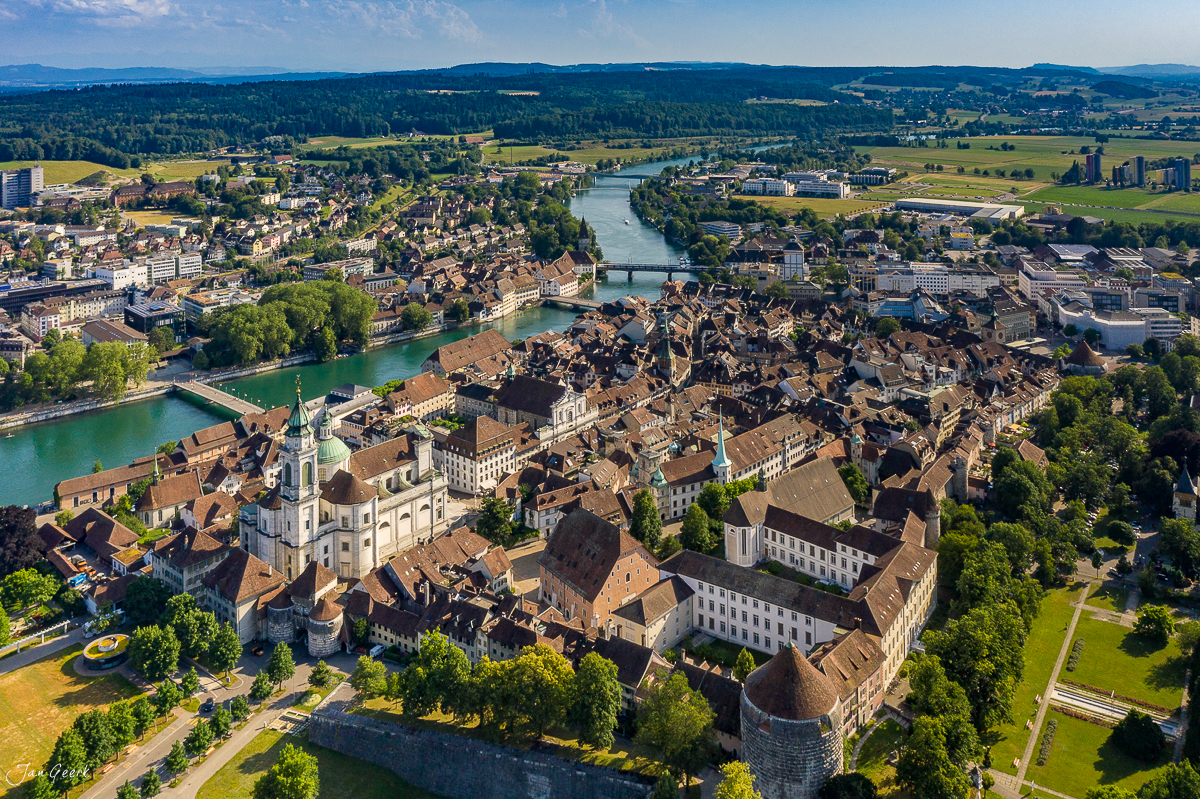 Luftaufnahme der Barockstadt Solothurn mit Aare und Jura im Sommer – Jan Geerk Fotograf Basel