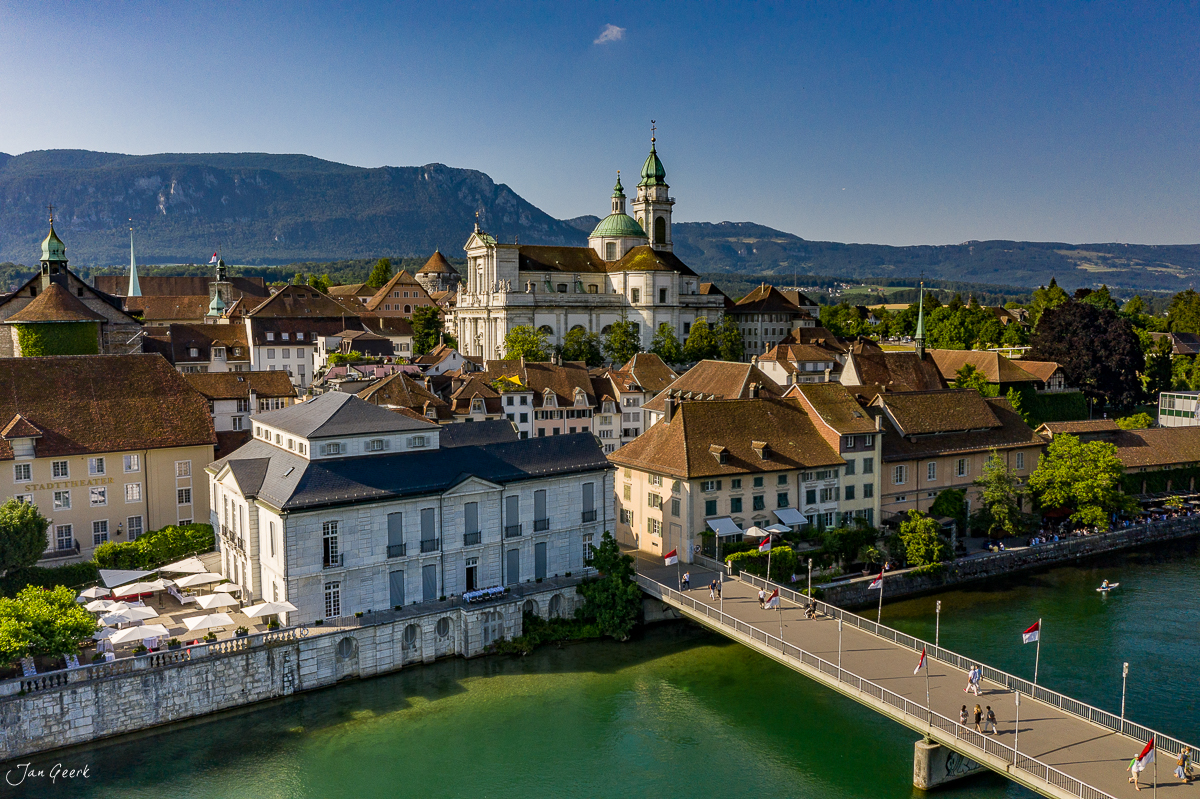 Barockstadt Solothurn mit Aare und Jura an sonnigem Sommertag aus der Luft, Nordwestschweiz – Jan Geerk Fotograf Basel