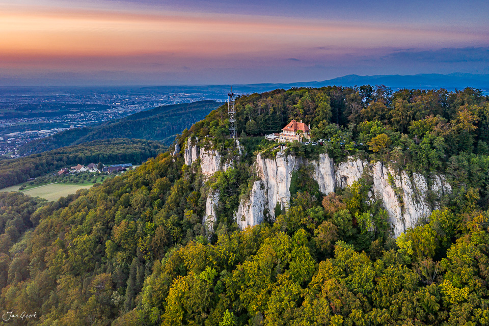 Schloss Gempen auf Felsen Herbst Nordwestschweiz Schweiz – Jan Geerk Fotograf Basel