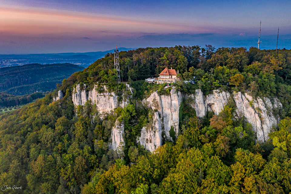Luftaufnahme Gempen Felsplateau mit Gebäude Herbst Nordwestschweiz Schweiz Jan Geerk Fotograf Basel