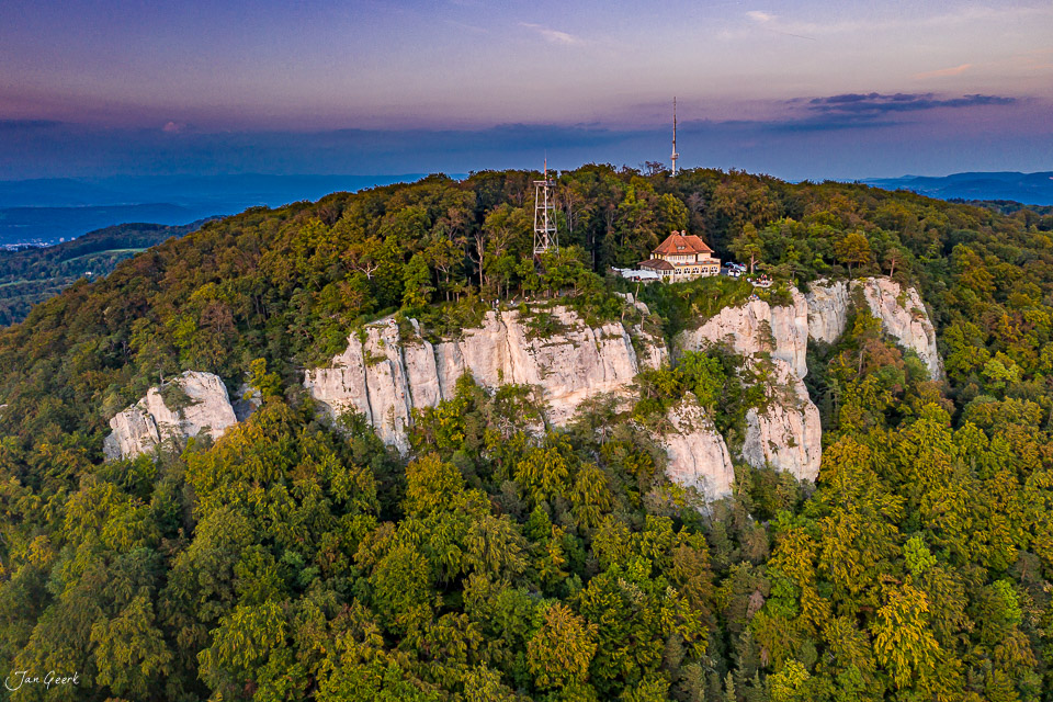 Luftaufnahme Gempen mit Sendeturm Herbststimmung Nordwestschweiz Schweiz Jan Geerk Fotograf Basel