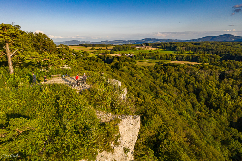 Mountainbiker auf Felsklippe Gempen Sommer grüne Landschaft Nordwestschweiz Schweiz Jan Geerk Fotograf Basel