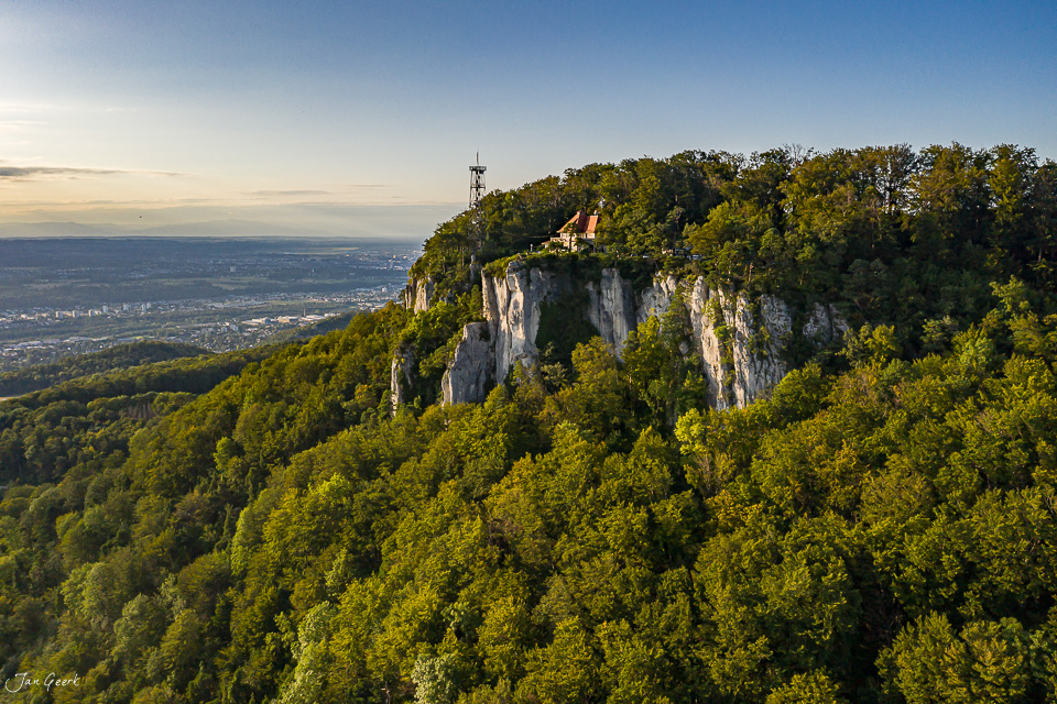 Kalkfelsen mit Kapelle Gempen Laubwald Herbstlicht Nordwestschweiz Schweiz – Jan Geerk Fotograf Basel