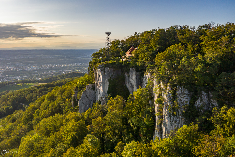 Felsformation Gempen mit Sendeturm Sommer grüne Landschaft Nordwestschweiz Schweiz – Jan Geerk Fotograf Basel