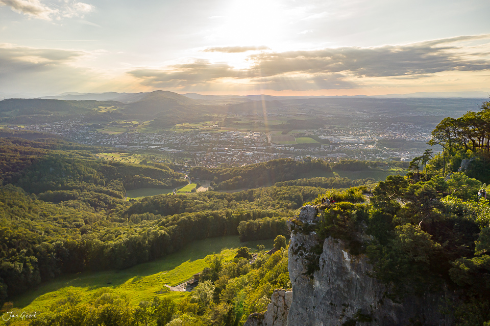 Panoramablick vom Gempen über bewaldete Täler und grüne Landschaft bei goldenem Abendlicht, Nordwestschweiz – Jan Geerk Fotograf Basel