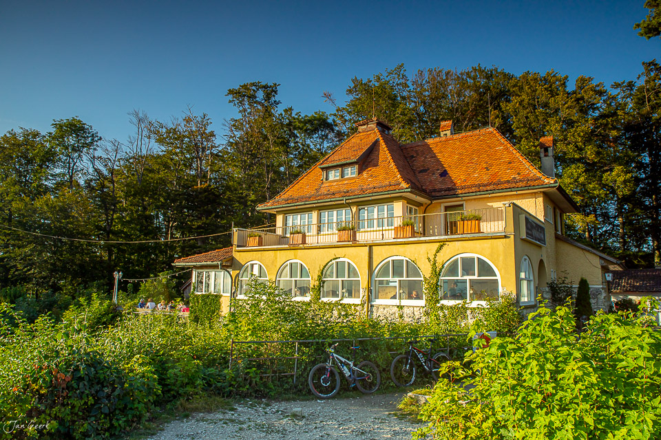 Gelbes Landhaus mit Garten und Fahrrädern in sommerlicher Sonnenstimmung – Jan Geerk Fotograf Basel