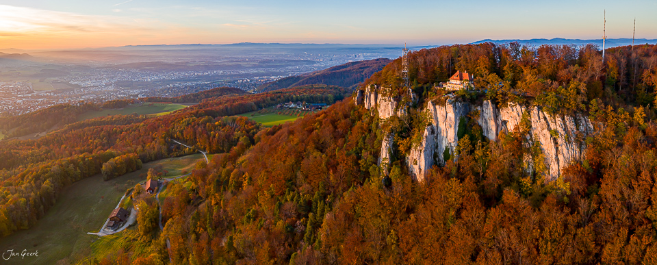 Herbstliche Berglandschaft Gempen mit Schloss und Wald im Abendlicht Schweiz Jan Geerk Fotograf Basel