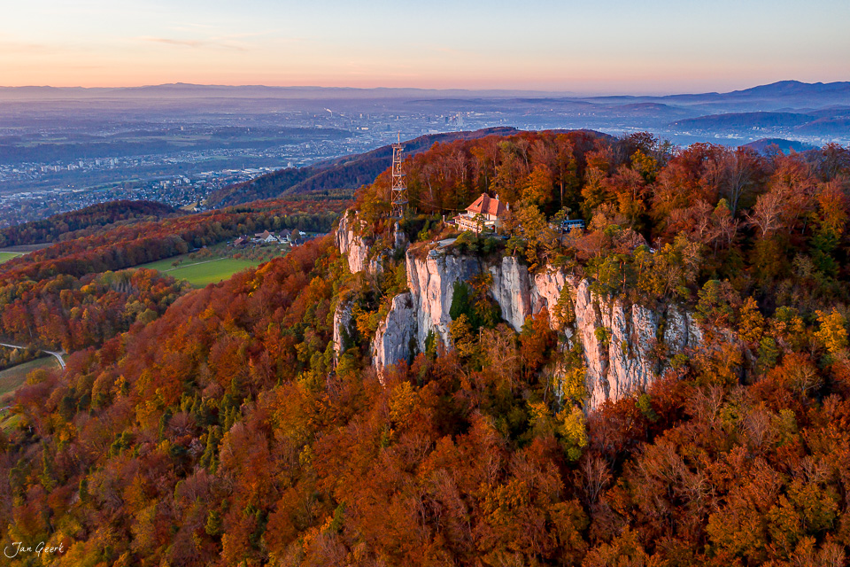 Burg auf Felsklippe Gempen Herbst Nordwestschweiz Schweiz Jan Geerk Fotograf Basel