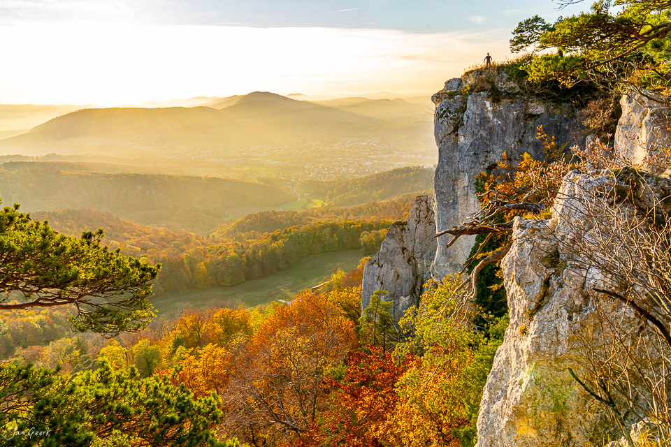 Felsenkliff mit Herbstwald und Tal bei Gempen, golden durchleuchtete Landschaft Nordwestschweiz Schweiz – Jan Geerk Fotograf Basel