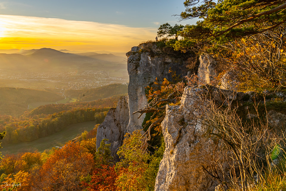 Felsformation mit Herbstwald beim Gempen, Sonnenaufgang über Solothurn, Nordwestschweiz – Jan Geerk Fotograf Basel