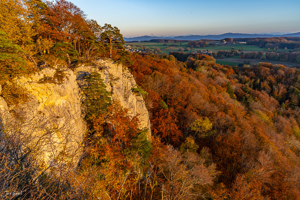 Felsformation und Herbstwald bei Gempen mit Blick ins Tal, Kantlicht bei Sonnenaufgang, Nordwestschweiz Schweiz – Jan Geerk Fotograf Basel