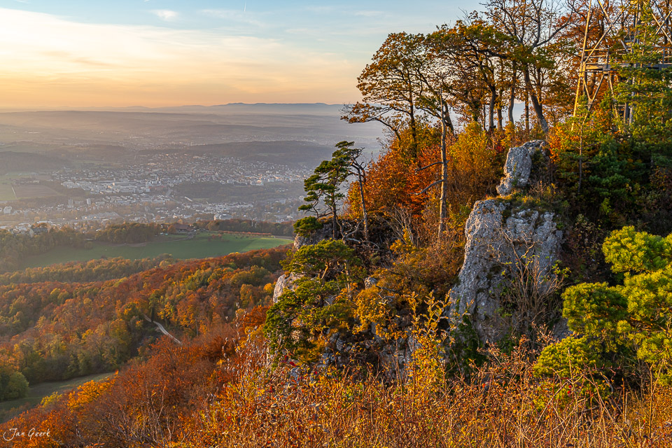 Herbstliche Felsenlandschaft Gempen mit Fernsicht über Solothurn und Basel, goldenes Kantlicht, Schweiz – Jan Geerk Fotograf Basel